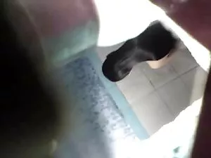 वह उठाया उसकी पोशाक  ...
