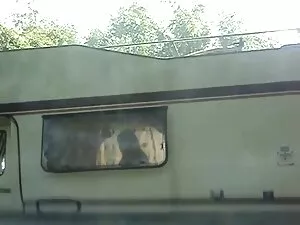 लड़की चश्मे के बिना  ...