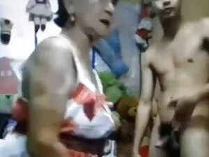 अनुभवी फूहड़ महिलाओं ...